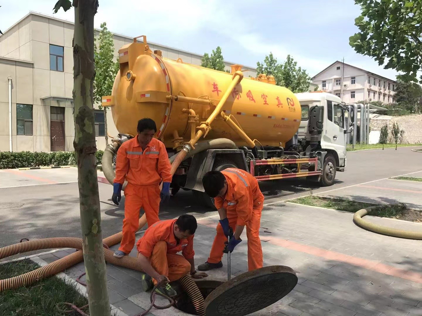 滁州管道疏通车停在窨井附近